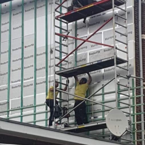 Pose d'isolant sur une façade